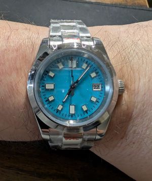 Kraft der Zeit – Analoge Uhr mit blauem Zifferblatt aus Edelstahl