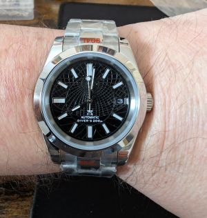 Modern Steel – Analoge Uhr mit schwarzem Zifferblatt aus Edelstahl